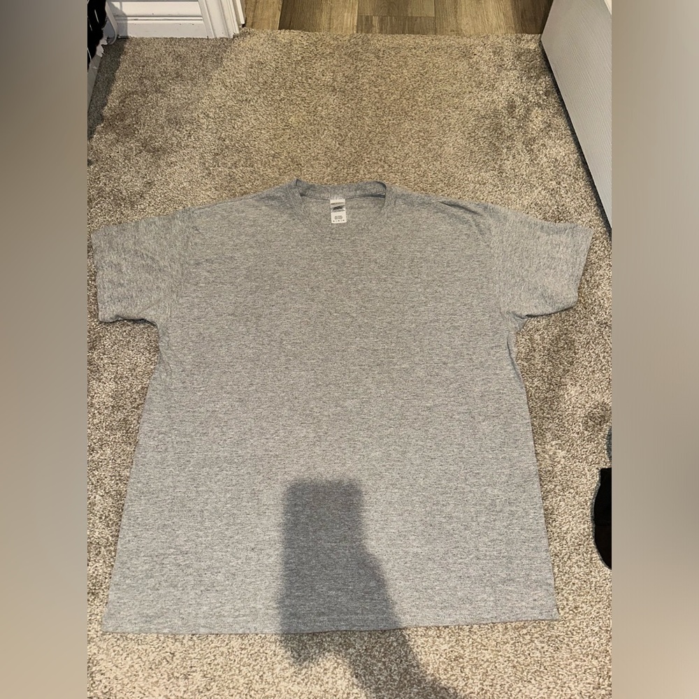 Men’s gray Lion King tee